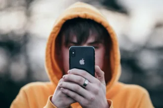 Jovens discutindo conversa sobre dinheiro nas redes sociais