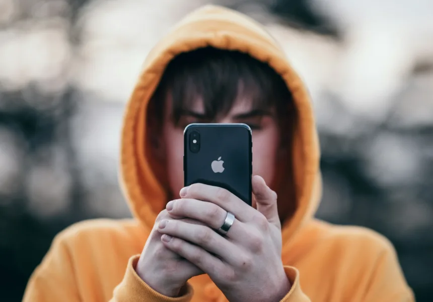 Jovens discutindo conversa sobre dinheiro nas redes sociais