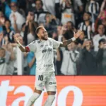Neymar comemora gol pelo Santos com gesto de poker