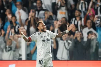 Neymar comemora gol pelo Santos com gesto de poker