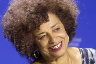 Angela Davis no Brasil durante a Flip discutindo democracia