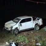 motorista-destroi-alambrado,-capota-camionete-e-para-dentro-de-campo-de-futebol-em-jatai