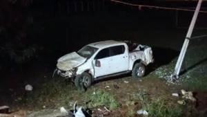 Acidente de camionete em Jataí com veículo capotado