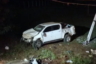 Acidente de camionete em Jataí com veículo capotado
