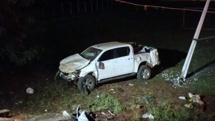 Acidente de camionete em Jataí com veículo capotado