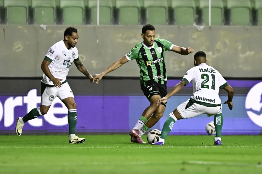 Goiás perde pênalti e é derrotado pelo América-MG 1 Goiás em campo contra América-MG na Série B