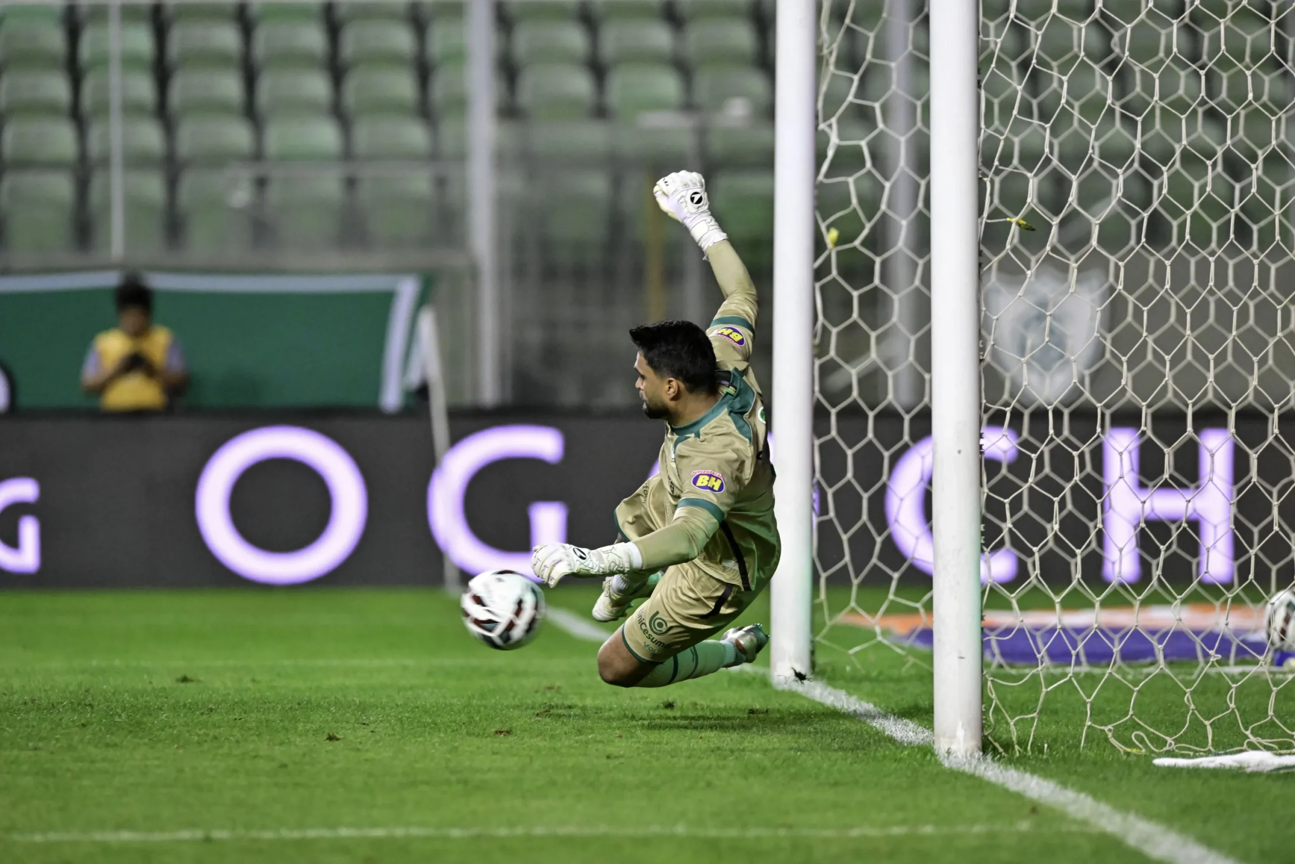Gustavo defende pênalti de Lucas Lima e segura empate entre América-MG e Goiás