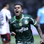 dudu,-do-atletico-mg,-abraca-mascotes-do-palmeiras-em-reencontro-com-ex-clube-–-ge