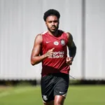 corinthians-anuncia-cirurgia-de-vitinho-apos-lesao-no-joelho-esquerdo-em-treino