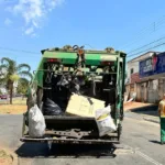 Agressão a motorista após tentativa de subir em caminhão de lixo