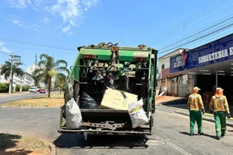 Agressão a motorista após tentativa de subir em caminhão de lixo