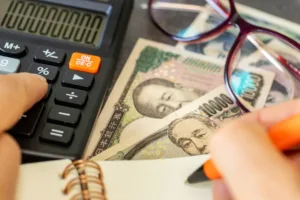 Dinheiro japonês e calculadora simbolizando crédito tributário reembolsável