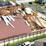 destruicao-em-menasha:-ventos-fortes-e-granizo-danificam-predio-comercial