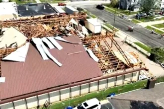 destruicao-em-menasha:-ventos-fortes-e-granizo-danificam-predio-comercial