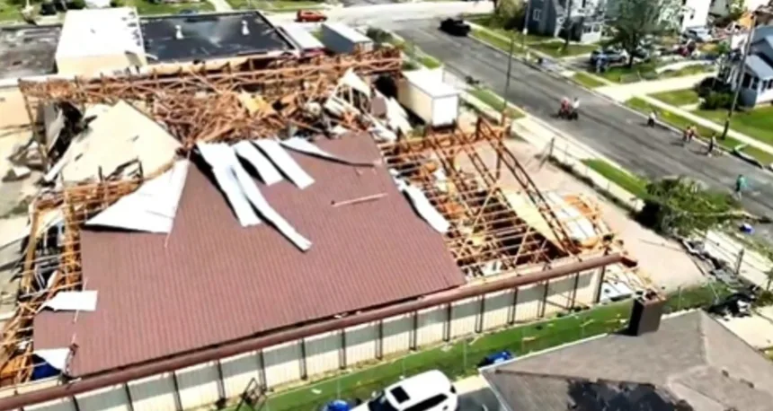 destruicao-em-menasha:-ventos-fortes-e-granizo-danificam-predio-comercial
