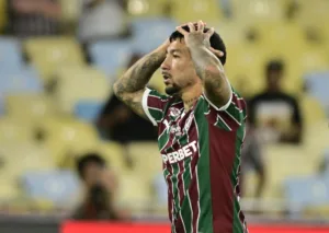 Cartão amarelo de Acosta em jogo do Fluminense