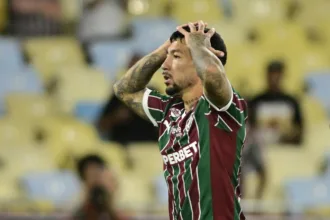 Cartão amarelo de Acosta em jogo do Fluminense