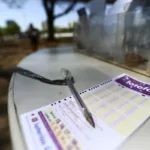 Meia-atacante Vila Nova em ação no campo