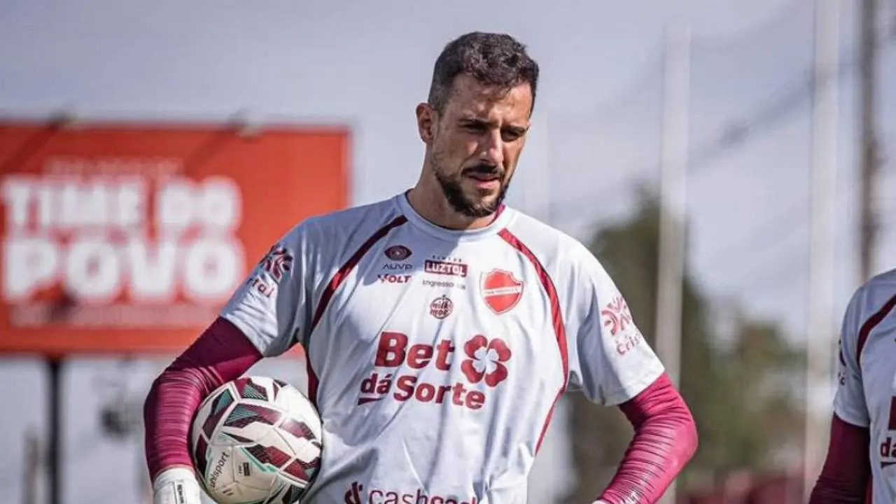 “Faltou maturidade”, diz Helton Leite após derrota do Vila em Maceió