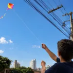 Crianças empinando pipas em Goiás com segurança