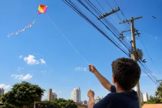 Crianças empinando pipas em Goiás com segurança