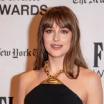 primeira-imagem-de-‘flesh-impact’-revela-dakota-johnson-transformada-em-marilyn-monroe