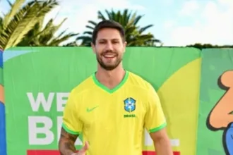 jonas-sulzbach-ironiza-juliano-floss-por-cueca-de-renda-e-gera-debate-nas-redes-sociais
