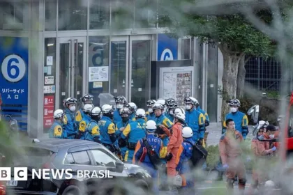 Resgate em shopping desabado após terremoto no Japão