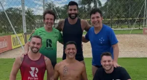 di-paullo-&-paulino-se-reunem-com-gusttavo-lima-para-partida-de-futevolei-e-cantoria;-video