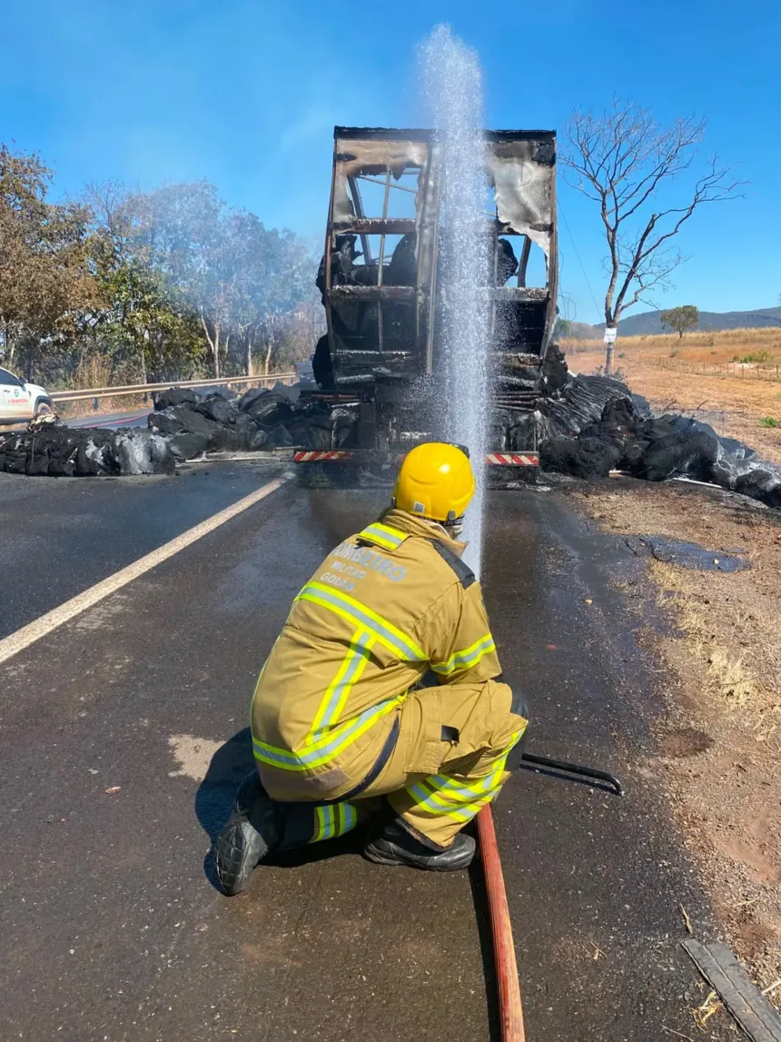 Carreta carregada de algodão pega fogo na BR-020 em Formosa; chamas duraram 6h 1 Renan Brito comandando o Atlético em campo