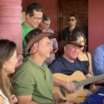 Flávio Bolsonaro e Amado Batista em almoço na fazenda