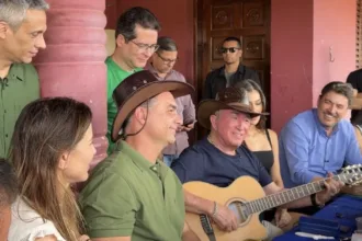 Flávio Bolsonaro e Amado Batista em almoço na fazenda