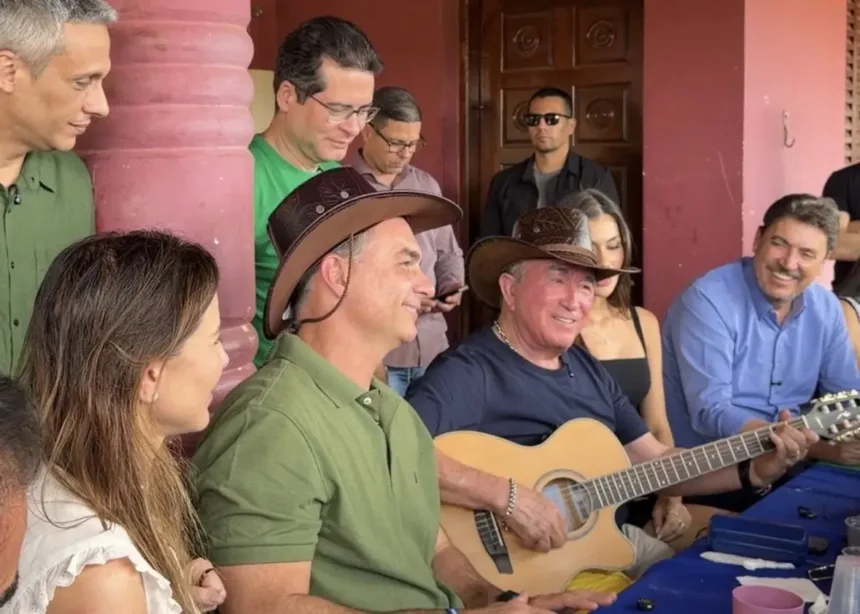 Amado Batista recebe Flávio Bolsonaro em almoço na fazenda em Goianápolis 1 Flávio Bolsonaro e Amado Batista em almoço na fazenda