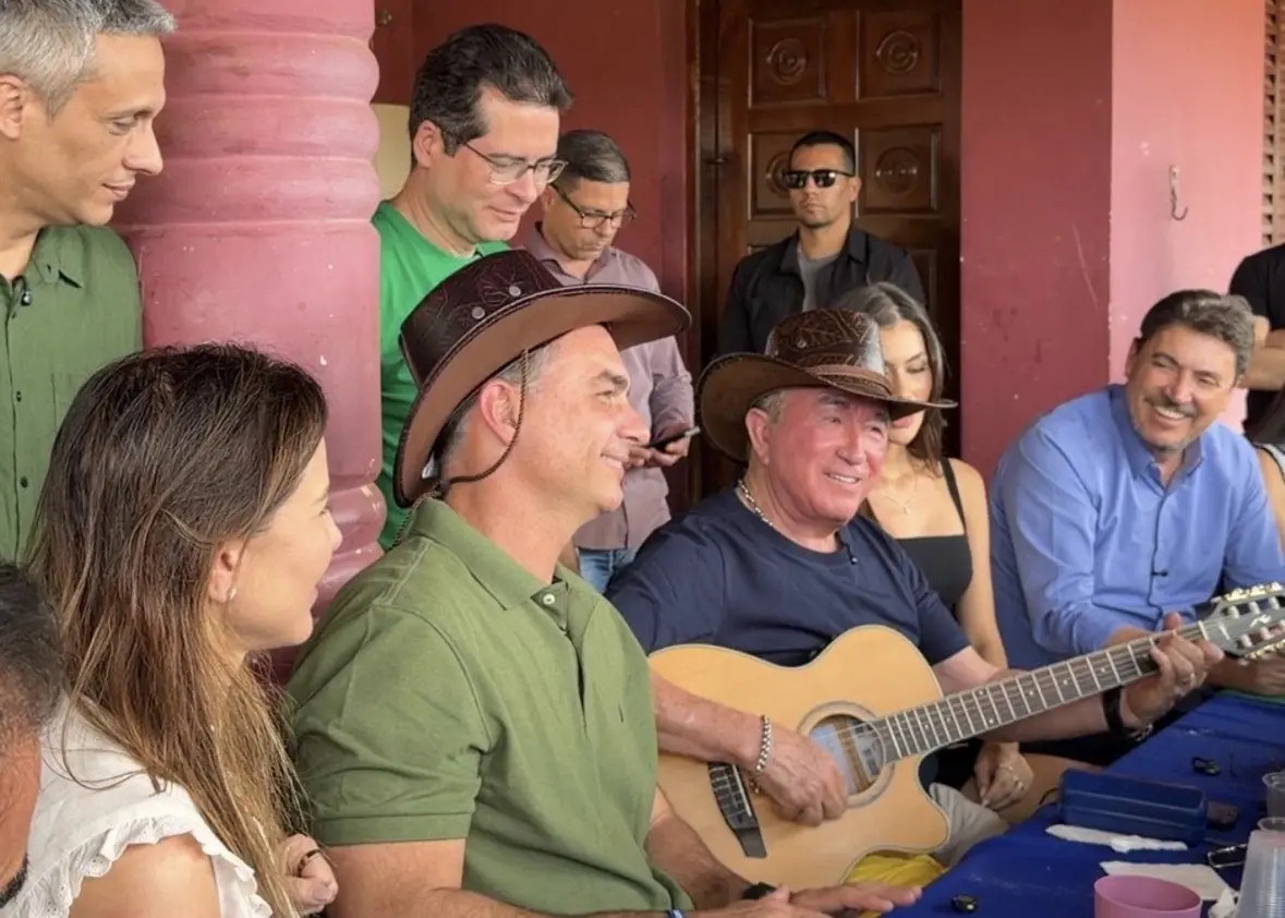 Amado Batista recebe Flávio Bolsonaro em almoço na fazenda em Goianápolis