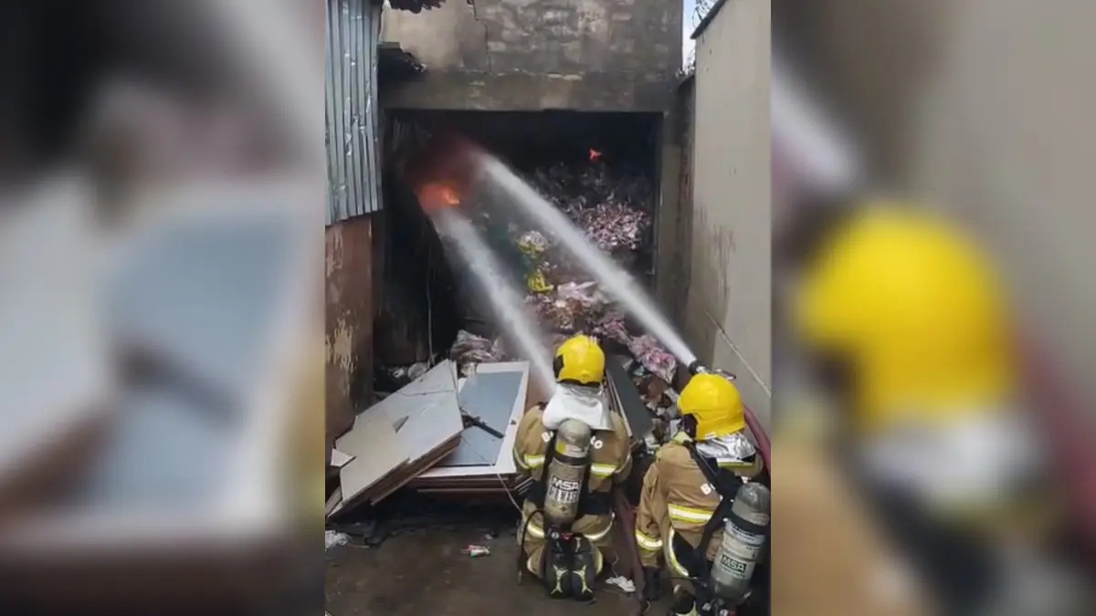 Bombeiros combatem incêndio em depósito de madeira em Goiânia