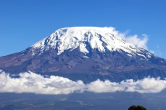 aos-90-anos,-idoso-quebra-recorde-ao-escalar-o-monte-kilimanjaro