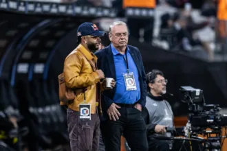corinthians-atrasa-envio-de-contrato,-e-memphis-segue-a-espera-para-retornar-ao-brasil-–-ge