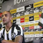 ex-botafogo-morre-apos-ser-atingido-por-muro-durante-ventania-no-rio