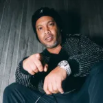 Ronaldinho entrega camisas da Seleção ao BTS