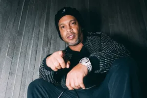 Ronaldinho entrega camisas da Seleção ao BTS