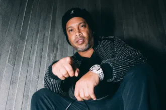 Ronaldinho entrega camisas da Seleção ao BTS