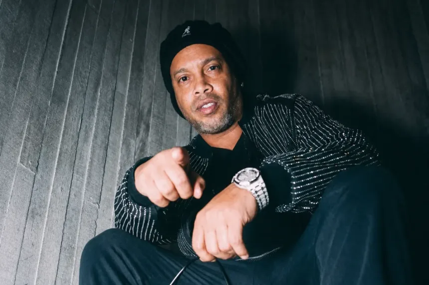Rolê aleatório: jovem de Inhumas coordena campanha para Ronaldinho entregar camisas da Seleção ao BTS 1 Ronaldinho entrega camisas da Seleção ao BTS