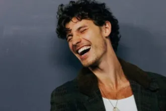Shawn Mendes na praia com fã no Rio