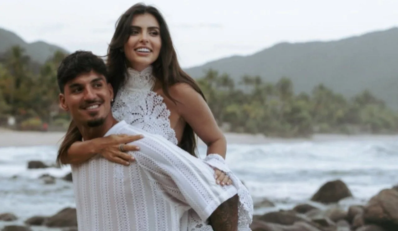 Gabriel Medina e a ex de Zé Felipe se casam em cerimônia rápida em capela histórica no litoral paulista