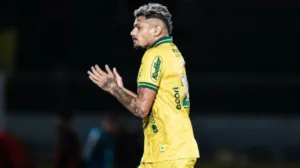 sport-quer-tiquinho-soares-apos-saida-do-santos-e-estuda-contrato-por-produtividade
