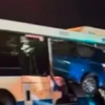 carro-fica-encravado-em-onibus-apos-motorista-desviar-e-‘decolar’-na-australia