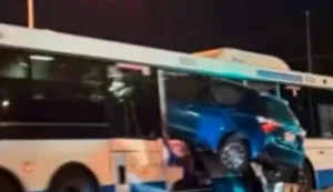 carro-fica-encravado-em-onibus-apos-motorista-desviar-e-‘decolar’-na-australia