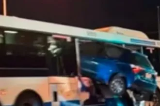 carro-fica-encravado-em-onibus-apos-motorista-desviar-e-‘decolar’-na-australia