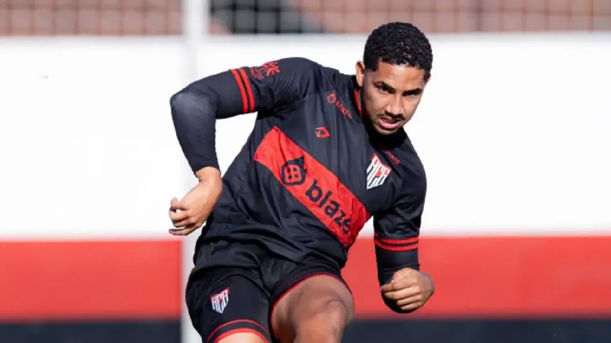 Léo Jacó recebe proposta do futebol português e está de saída do Atlético 1 leo-jaco-recebe-proposta-do-futebol-portugues-e-esta-de-saida-do-atletico