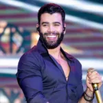Gusttavo Lima fazendo teste do bafômetro em blitz